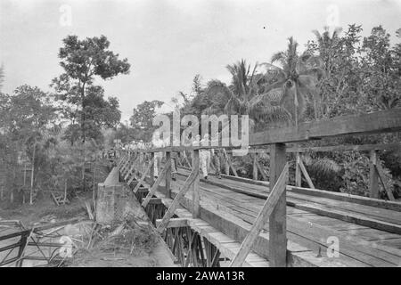 Padabengkar (desa at Jambang), Sukabumi und Buitenzorg-Oberstleutnant Dürst-Britt, Kommandeur der Division 7. Dezember führt eine Reparatur durch die geniale Brücke Anmerkung: Wahrscheinlich 11 Genie Field Company Datum: 5. Dezember 1947 Ort: Indonesien Niederländische Ostindien Stockfoto