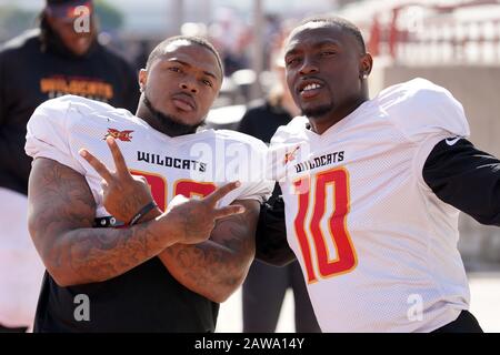 Los Angeles Wildcats Running Back Martez Carter (28) und Receiver Kermit Whitfield (10) posieren während der Übung, Mittwoch, 5. Februar 2020, in Long Beach, Kalifornien. Die Wildcats sind Teil des Achtteams XFL, einer professionellen American Football League im Besitz von Vince McMahons Alpha Entertainment, mit Hauptsitz in Stamford, Connecticut. Es ist der Nachfolger des ursprünglichen XFL, der von der World Wrestling Federation (WWF, heute WWE) und NBC kontrolliert wurde und 2001 für eine einzige Staffel lief.(Foto von IOS/ESPA-Images) Stockfoto