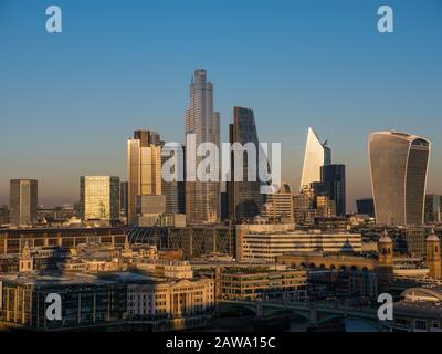 Letztes Licht des Tages, Der Wolkenkratzer trifft, City of London, England, Großbritannien, GB. Stockfoto