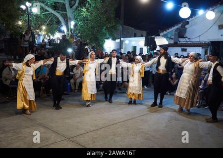 Griechische Volkstänzer in traditioneller Tracht auf einem Panegyri oder Dorffest in Ikaria, Griechenland Stockfoto