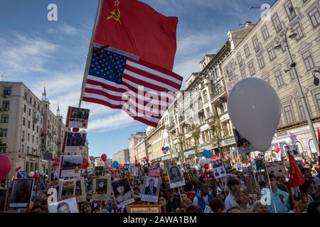 Moskau, Russland. Mai 2018 Flags der siegreichen Länder Russlands und der Vereinigten Staaten im zweiten Weltkrieg während des Aufmarsches Des Unsterblichen Regiments in der Tverskaja-Straße im Zentrum Moskaus zum 73. Jahrestag des Großen Sieges über Nazi-Deutschland im Großen Vaterländischen Krieg Stockfoto
