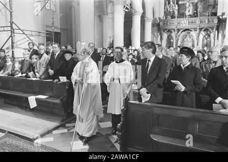 Bischof Simonis als Erzbischof von Utrechter Mgr installiert. Simonis verläuft entlang Lubbers Prime (R), mw. Kurz of Heaven und mr. Korthals Altes Datum: 8. Dezember 1983 Ort: Utrechter (Diözese), Utrechter (Provinz), Utrechter (Stadt) Schlüsselwörter: Erzbischöfe, eigene Abnahmen, Minister, Premierminister, Gottesdienste, Staatssekretäre Personenname: Short-Heavens, VNM, Korthals Altes Frits, Lubbers, Ruud, Simonis, Adrianus Stockfoto