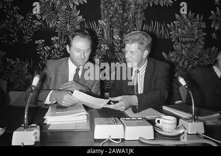 Lohnberatung Regierung und Arbeitsstiftung, Nr. 2 Minister Boersma (links) und Duisenberg Datum: 4. Oktober 1973 Stockfoto