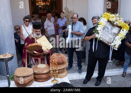 Akamatra, Ikaria, Griechenland: Der Priester segnet die Brote für das fest Mariä Himmelfahrt am 15. August Stockfoto