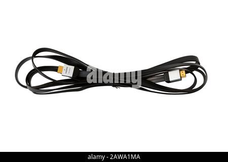 HDMI-Kabel auf weißem Hintergrund. HDMI-Kabel mit vergoldetem A-Anschluss. High Definition-Medienschnittstelle. HDMI-Kabel isoliert. Stockfoto