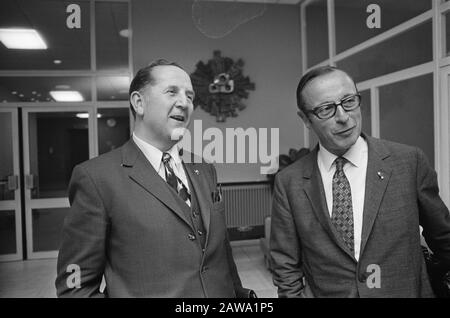 Lohnberatung Government and Labor Foundation, Van Veen und Bartels (beide VNO) Datum: 4. Oktober 1973 Personenname: Bartels Stockfoto