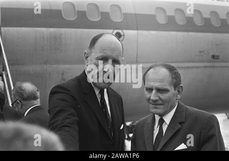 Außenminister Jugoslawiens, Mirko Tepavac kommt am Flughafen Schiphol an; Linker Minister Luns, rechts Mr. Tepavac Datum: 24. Juni 1970 Stichwörter: Minister Personenname: LUNs, Joseph, Mirko Tepavac Stockfoto