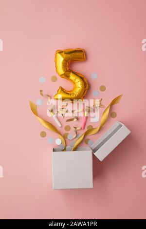 Nummer 5 Geburtstag Ballonfeier Geschenkbox flach explodieren Stockfoto