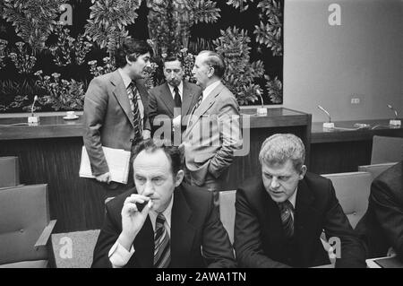 Lohnberatung Regierung mit der Labour-Stiftung in SER-Gebäude Hague; Boersma (l) und Duisenberg Lubbers, De Wit (NPV) und Van Veen (VNO) / Datum: 30. November 1976 Ort: Den Haag, South Holland Schlüsselwörter: Konzert Stockfoto