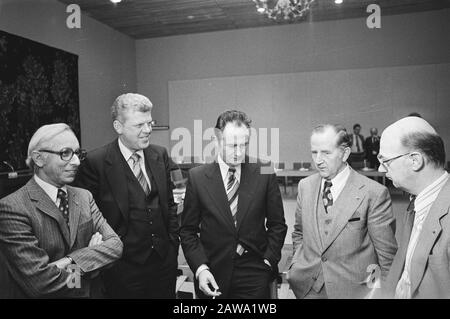 Lohnberatungsregierung mit der Arbeitsstiftung im SER-Gebäude Hague; v. l. Lanser (CNV), Duizenberg und Boersma, Van Veen (VNO) und Spit Datum: 30. November 1976 Standort: Den Haag, South Holland Schlüsselwörter: Gewerkschaften, Beratungseinrichtung Name: CNV Stockfoto