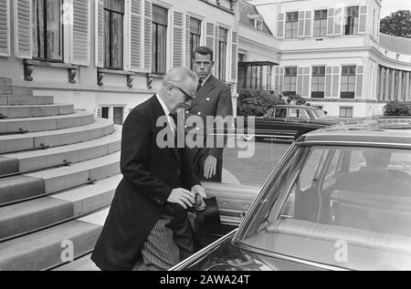 Vereidigt Prof. mr. P.J. Verdampfer für Bildung und Wissenschaftsminister in Soestdijk, Nachdem die Vereidigung den neuen Minister Soestdijk Palast im Hintergrund verlässt Upper Equerry Willem Frederik Karel (Freek) Bischoff van Heemskerck Datum: 5. September 1966 Standort: Soesdijk, Utrechter (prov) Stichwörter: Swearing, Minister Personenname: Heemskerck, William Frederick, Peter, Verdampfer Stockfoto