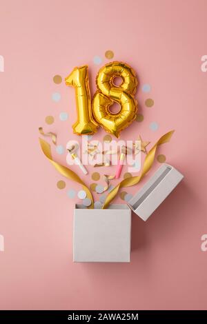 Nummer 18 Geburtstag Ballonfeier Geschenkbox flach explodieren Stockfoto