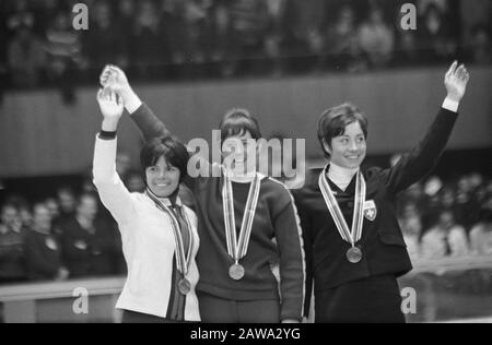 Olympiade Grenoble, Zeremonie Protocolair Giant Slalom-Damen (Ski), v.l. Annie Famose (Frankreich 2), Nancy Green (Kanada, 1.), Fernande Bochatay (Schweiz, 3.) Datum: 13. Februar 1968 Ort: Frankreich, Grenoble Schlüsselwörter: Skifahren, Sportperson Name: Bocatay Fernande, Famose Annie Green Nancy Stockfoto