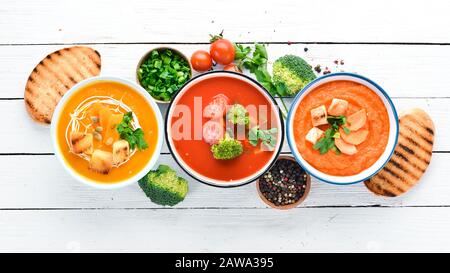 Verschiedene bunte Gemüsesuppen. Konzept des gesunden Essens oder vegetarischen Essens. Draufsicht. Freier Speicherplatz. Stockfoto