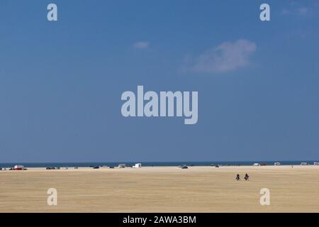 Breiter sandiger Strand der dänischen Nordseeküste Stockfoto