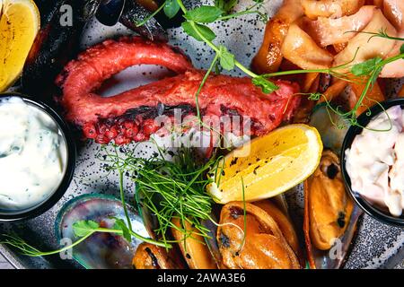 Teller mit frischen Meeresfrüchten auf dem Tisch Stockfoto