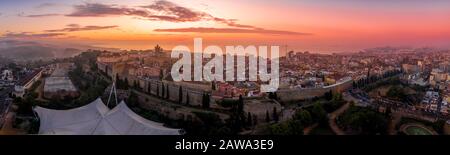 Blick auf Tarragona Spanien während des Sonnenaufgangs mit Blick auf die gotischen Stadtmauern der Kathedrale, Bastionen, römische Mauern und andere historische Gebäude Stockfoto