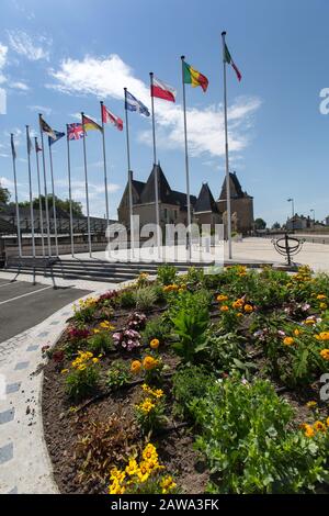 La Fleche, Frankreich. Malerische Aussicht auf die Flaggenmasten vor der mittelalterlichen Château des Carmes, die als Rathaus von La Fletche genutzt wird. Stockfoto