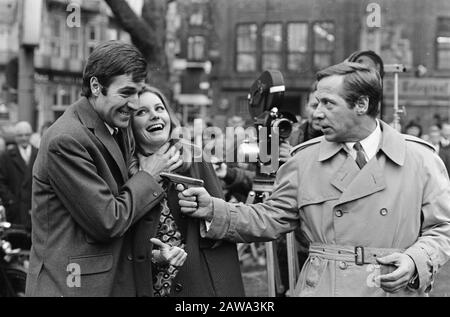 Aufnahmefilm Love auf dem Amsterdamer Rembrandt-Platz. Piet Römer (rechts) droht mit Pistolenkatharine von Schell und Guido de Moor-Anmerkung: 1970 veröffentlicht als Amsterdamer Affaire Datum: 15. November 1967 Ort: Amsterdam, Noord-Holland Schlüsselwörter: Schauspieler, Filme, Schauspieler Personenname: Moor, Guido de, Römer Piet, Schell, Catharine Stockfoto