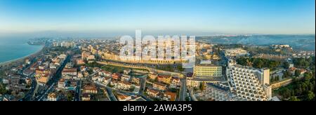 Blick auf Tarragona Spanien während des Sonnenaufgangs mit Blick auf die gotischen Stadtmauern der Kathedrale, Bastionen, römische Mauern und andere historische Gebäude Stockfoto