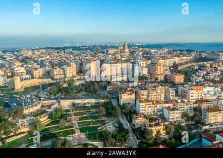Blick auf Tarragona Spanien während des Sonnenaufgangs mit Blick auf die gotischen Stadtmauern der Kathedrale, Bastionen, römische Mauern und andere historische Gebäude Stockfoto
