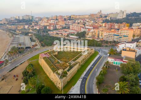 Sonnenaufgang mit Blick auf Forti de Sant Jordi, steinerne Erdbaubefestigung, die Tarragona aus dem Norden entlang des Mittelmeers schützt Stockfoto