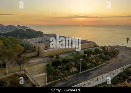 Sonnenaufgang mit Blick auf Forti de la Reina, steinerne Erdbaubefestigung, die Tarragona aus dem Norden entlang des Mittelmeers schützt Stockfoto