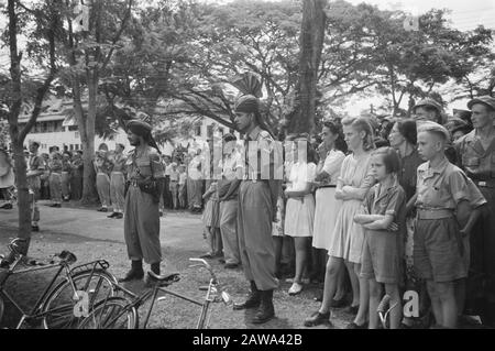 Festlichkeiten beim Transfer und Abzug britischer Truppen von der Indonesien-Parade britischer Indianer. Zuschauer Uhren Datum: 22. November 1946 Ort: Batavia, Indonesien, Jakarta, Niederländisch-Ostindien Stockfoto