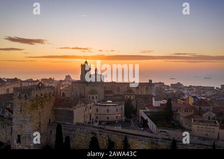 Blick auf Tarragona Spanien während des Sonnenaufgangs mit Blick auf die gotischen Stadtmauern der Kathedrale, Bastionen, römische Mauern und andere historische Gebäude Stockfoto