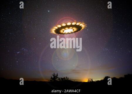 UFO seufzt nachts in der Wüste. Stockfoto