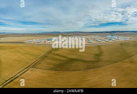 Blick auf den nichtkommerziellen Flughafen Teruel, auf dem Flugzeuge gelagert und zur Renovierung oder Wartung in Spanien geparkt werden Stockfoto