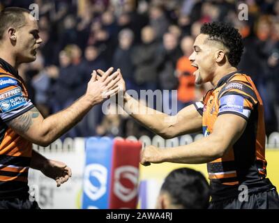 Derrell Olpherts (rechts) von den Castleford Tigers feiert mit Teamkollege Cheyse Blair während des Betfred Super League Matches im Dschungel Der Mend-A-Schlauch, Castleford, einen Versuch. Stockfoto