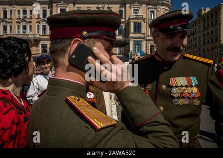 Moskau, Russland. 9. Mai 2018 Menschen in sowjetischer Armee Kleidung während des Wiederaufbaus des Tages des Sieges Feier des 9. Mai 1945 Jahr auf Twerskaja Straße in Moskau, Russland Stockfoto