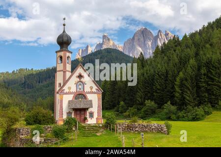 Die bergregion der Dolomiten hält spektakulären Orten wie die Kirche von St. Johann (auch als San Giovanni bekannt) im Villnösser Tal. Es ist eine kleine Stockfoto