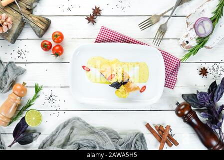 Gebackener Lachs mit Spinat im Teig. In der Platte. Draufsicht. Freier Speicherplatz für Ihren Text. Stockfoto