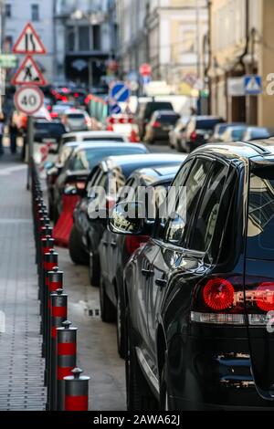 Parkplatz auf der schmalen Straße in der Stadt Stockfoto