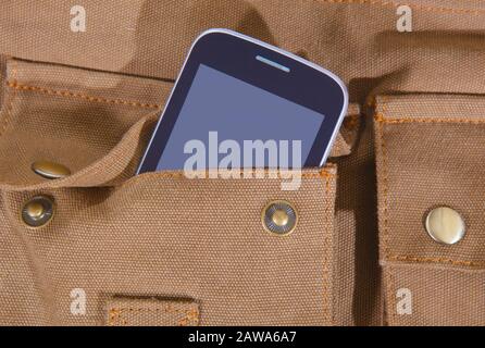Smartphone in offener Tasche aus Stofftasche Stockfoto