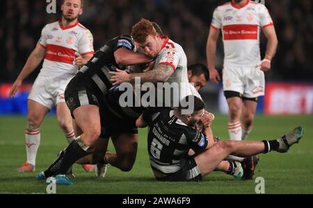 Jake Connor von Hull FC, Logo Sao und Jordan Lane Tackle Hull Kingston Rovers' Harvey Livett während des Betfred Super League-Spiels im KCOM Stadium, Hull. Stockfoto