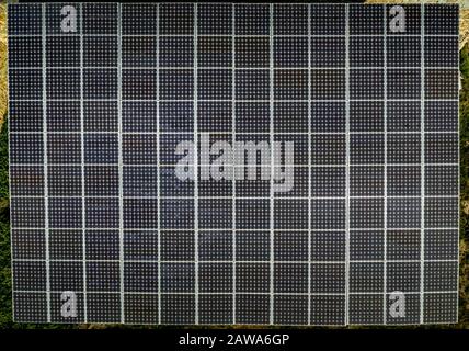 Riesige Solaranlage mit 120 Platten, die einen Bauernhof auf einem Dach einer Farm in Spanien antreiben Stockfoto