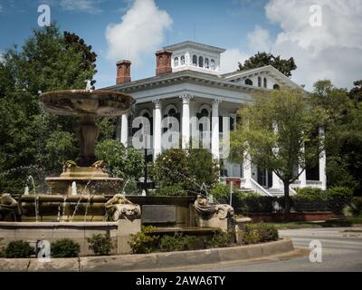 Schöner Brunnen und historisches Anwesen aus Antebellum am sonnigen Tag in Wilmington, NC. Blauer Himmel mit wenigen Wolken, sonniges Tageslicht. Keine Leute. Stockfoto