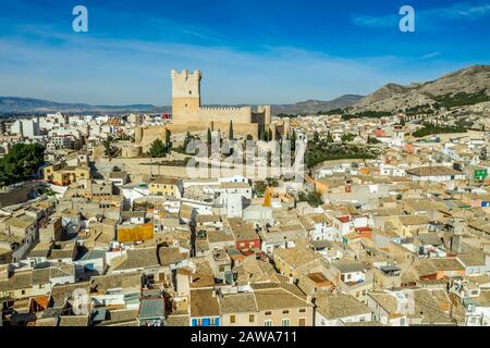 Luftaufnahme der Burg Atalaya über Villena Spanien. Die Festung hat konzentrischen Plan, mit einem rechteckigen barbican, der vor dem Bergfried Raum bildet Stockfoto