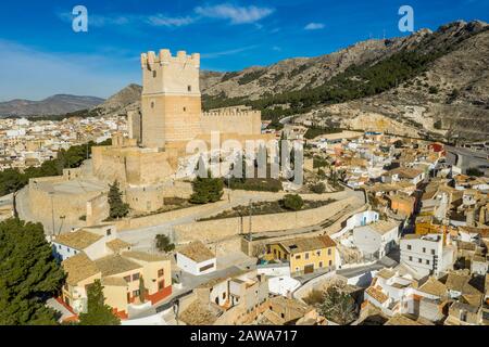 Luftaufnahme der Burg Atalaya über Villena Spanien. Die Festung hat konzentrischen Plan, mit einem rechteckigen barbican, der vor dem Bergfried Raum bildet Stockfoto