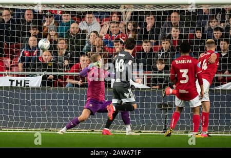 Bristol, Großbritannien. Februar 2020. Andreas Weimann (rechts) von Bristol City erzielt beim Sky Bet Championship Match zwischen Bristol City und Birmingham City am Ashton Gate, Bristol, England am 7. Februar 2020 ein Eigentor. Foto von Andy Rowland. Kredit: Prime Media Images/Alamy Live News Stockfoto