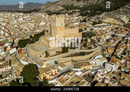 Luftaufnahme der Burg Atalaya über Villena Spanien. Die Festung hat konzentrischen Plan, mit einem rechteckigen barbican, der vor dem Bergfried Raum bildet Stockfoto