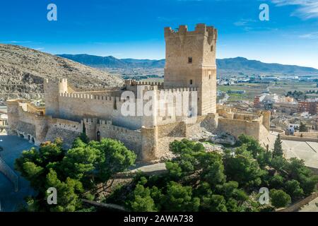 Luftaufnahme der Burg Atalaya über Villena Spanien. Die Festung hat konzentrischen Plan, mit einem rechteckigen barbican, der vor dem Bergfried Raum bildet Stockfoto