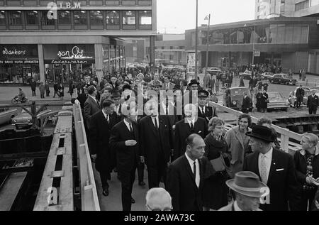Lyndon B. Johnson in Rotterdam. Der Vizepräsident auf dem Weg zum Rathaus Datum: 5. November 1963 Standort: Rotterdam, South Holland Schlüsselwörter: Vizepräsidenten, Stadthäuser Stockfoto