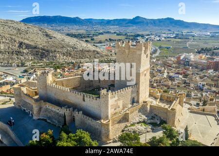 Luftaufnahme der Burg Atalaya über Villena Spanien. Die Festung hat konzentrischen Plan, mit einem rechteckigen barbican, der vor dem Bergfried Raum bildet Stockfoto