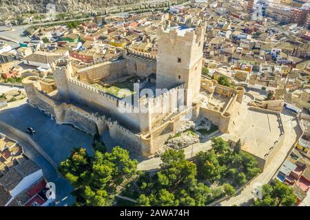 Luftaufnahme der Burg Atalaya über Villena Spanien. Die Festung hat konzentrischen Plan, mit einem rechteckigen barbican, der vor dem Bergfried Raum bildet Stockfoto