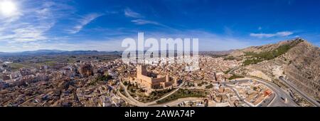 Luftaufnahme der Burg Atalaya über Villena Spanien. Die Festung hat konzentrischen Plan, mit einem rechteckigen barbican, der vor dem Bergfried Raum bildet Stockfoto