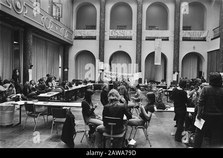 Maagdenhuis besetzte erneut im Zusammenhang mit Protesten gegen Angriffe auf das Teilnahmedatum: 25. April 1978 Schlagwörter: Berufseinrichtung Name: Maagdenhuis Stockfoto